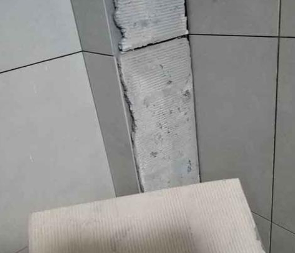北海瓷砖空鼓维修公司分享下厨房瓷砖脱落的补救措施。